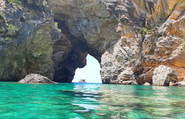 Delik Deniz Kral Koyu: Przewodnik po ukrytym raju Alanyi