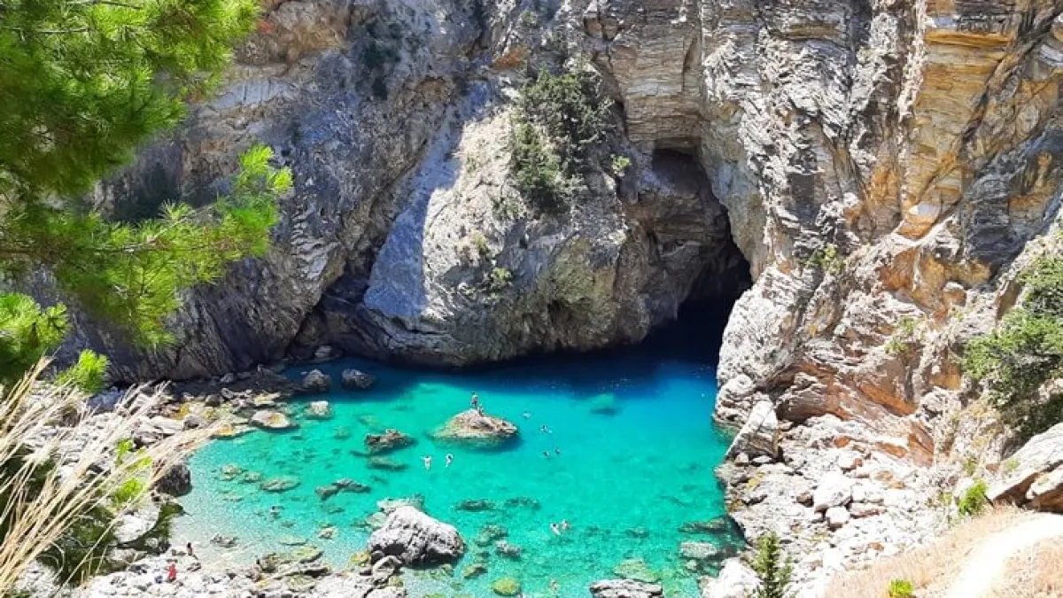 Delik Deniz ve Kral Koyu: Gazipaşa'nın Vahşi Doğa Harikasında Bir Macera Rehberi